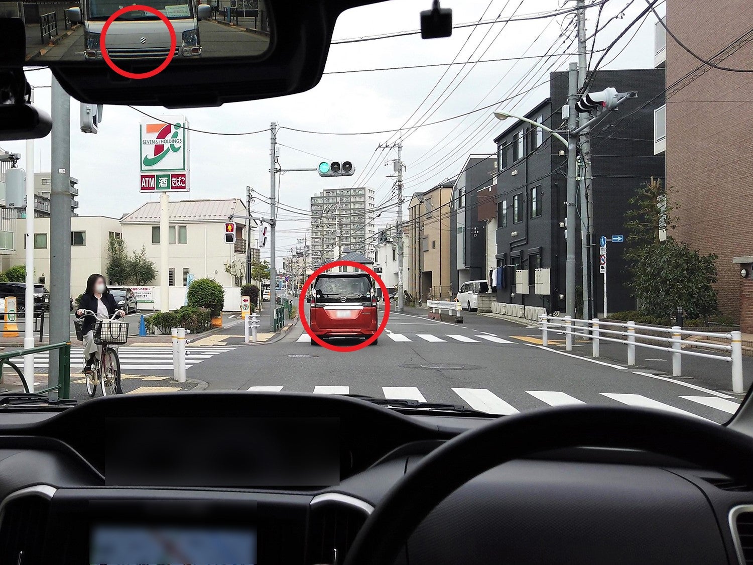 コンビニがある交差点をクルマで直進するときの注意点