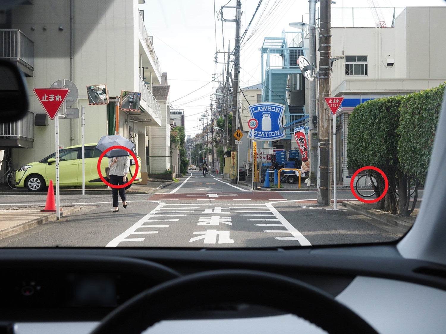 一方通行の小さな交差点を直進するときの注意点