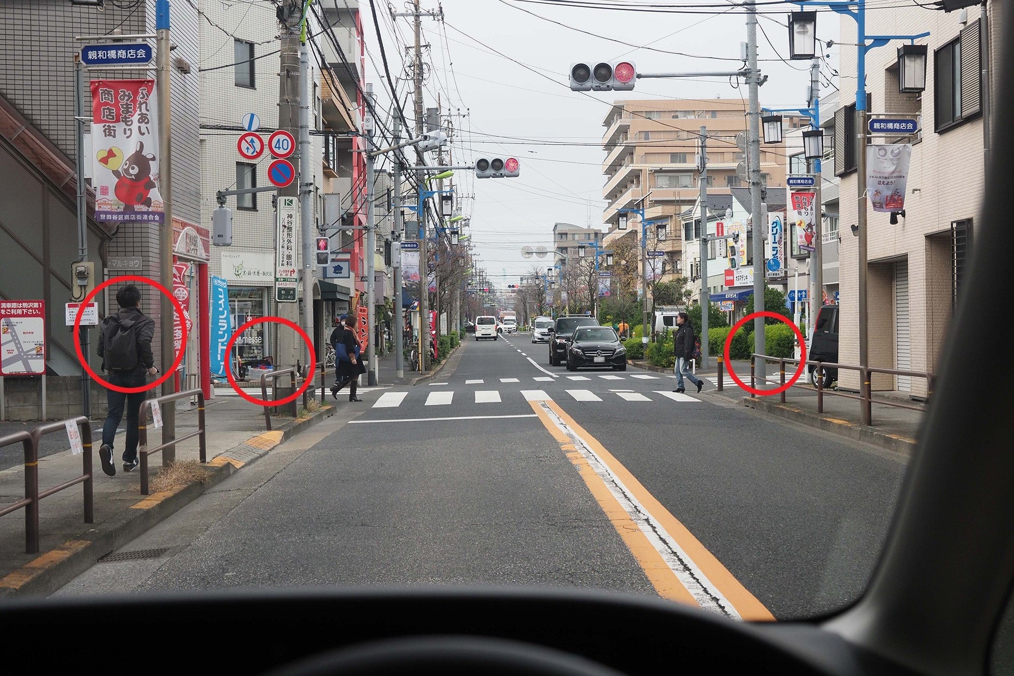 歩行者が横断している交差点に近づいたときの注意点