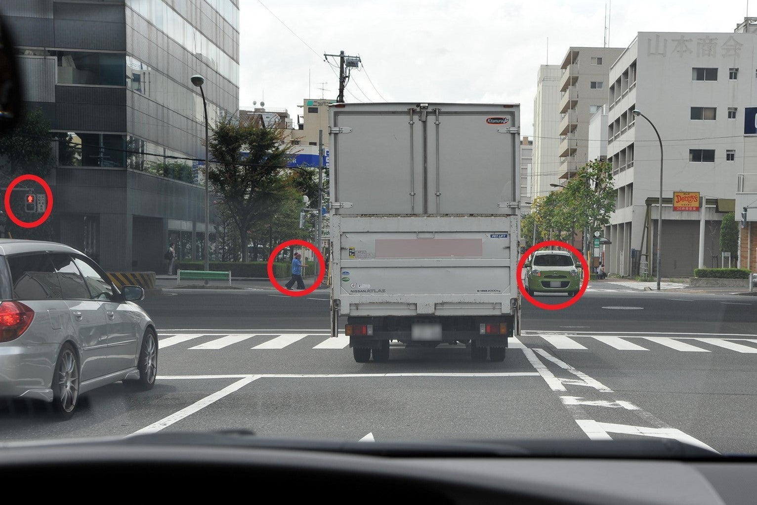 トラックに続いて交差点に進入するときの注意点