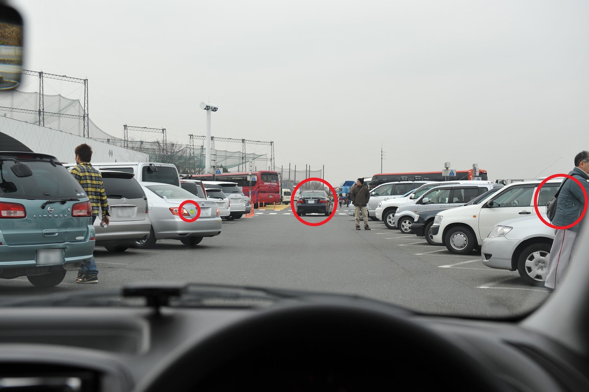 高速道路のSA・PAの通路を通る際の注意点