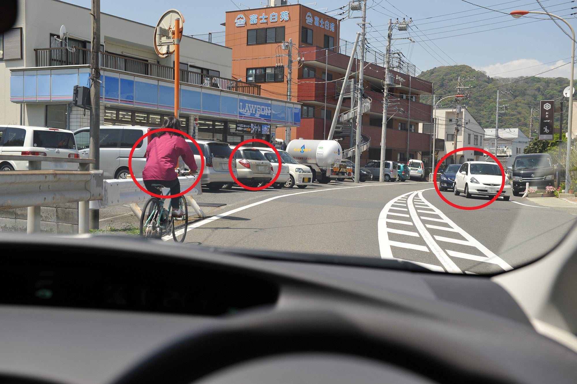 片側1車線の道路で自転車を追い抜く際の注意点