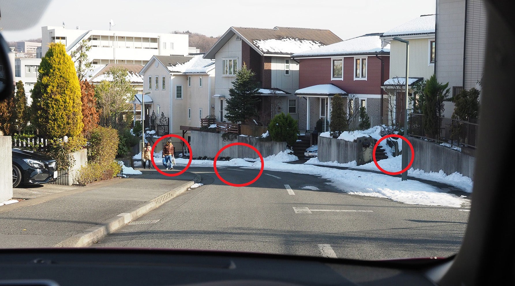 雪解けの路面で待ち受ける、黒い影の力