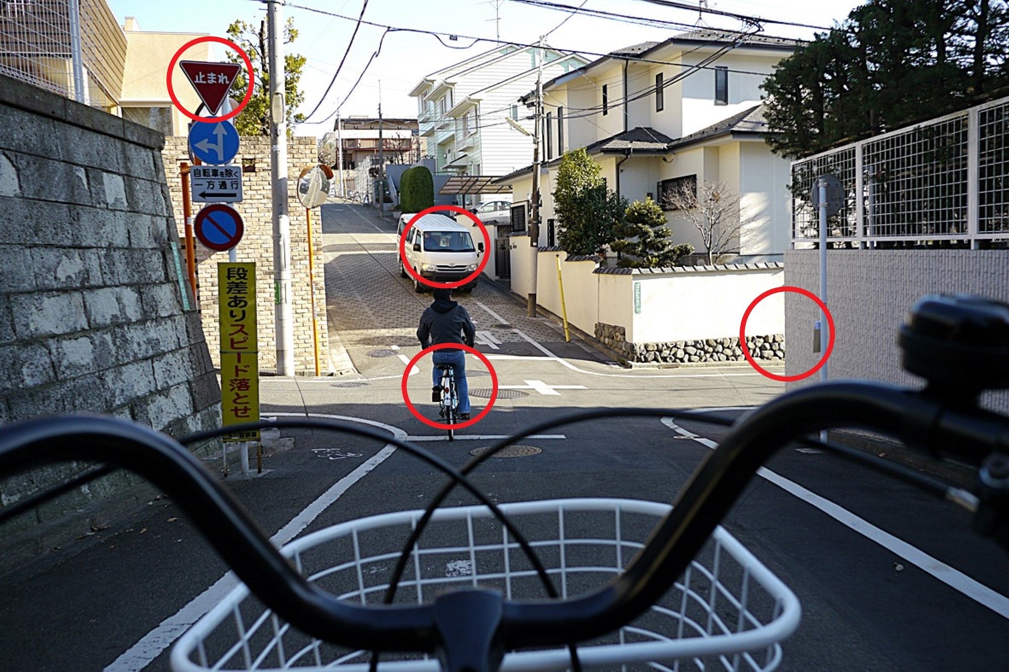 自転車で住宅街の交差点を通過する際の注意点