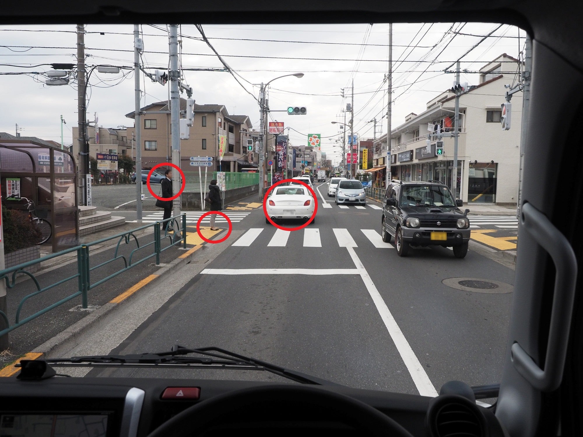 トラックで交差点を左折する際の注意点