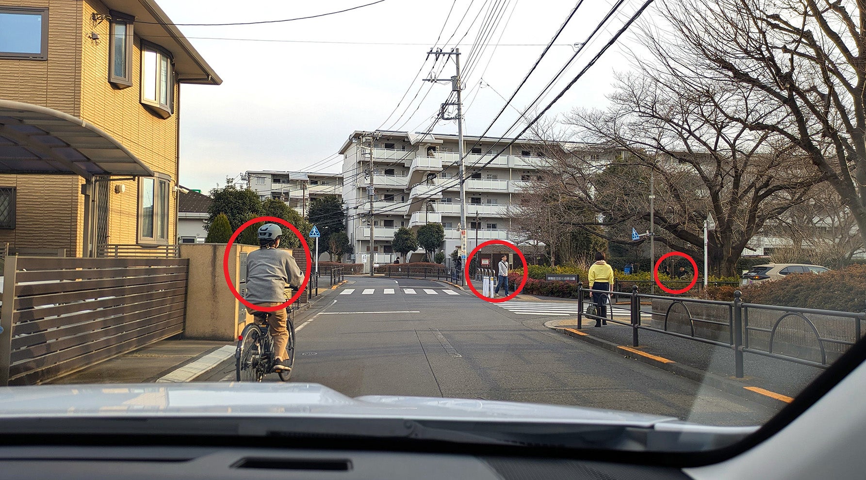 自転車や歩行者がいる信号機のない交差点を通行する際の注意点