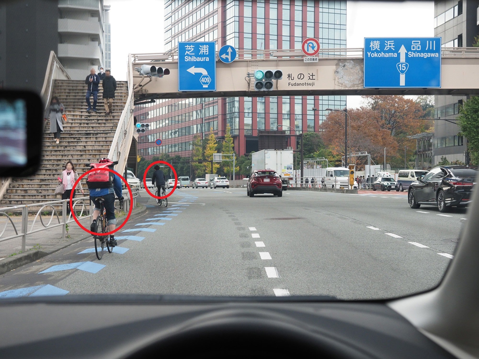 自転車がいる左折レーンを通り、交差点を左折するときの注意点