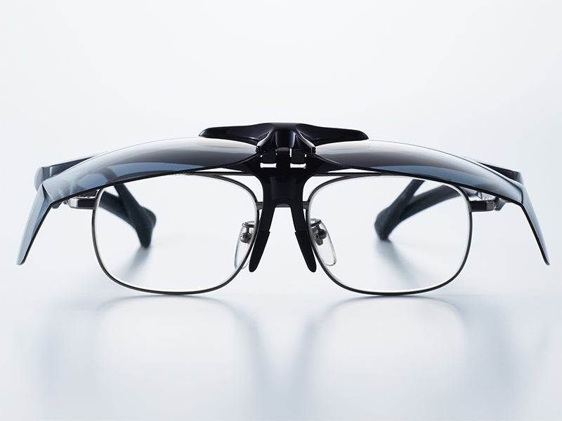 大きなメガネにも対応のサイズで広い視認性を確保