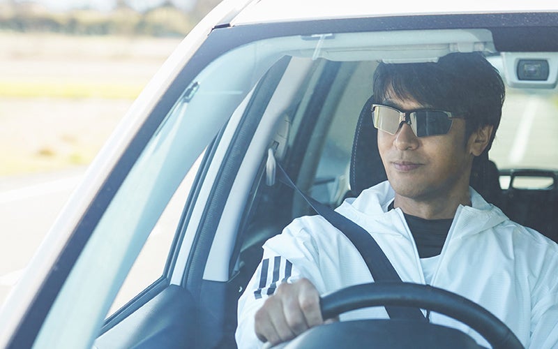 調光・偏光・UVカットが1本で完結！ 運転にもスポーツにも活躍するサングラス　～『〈A-FIT〉瞬間調光・偏光レンズスポーツサングラス』～