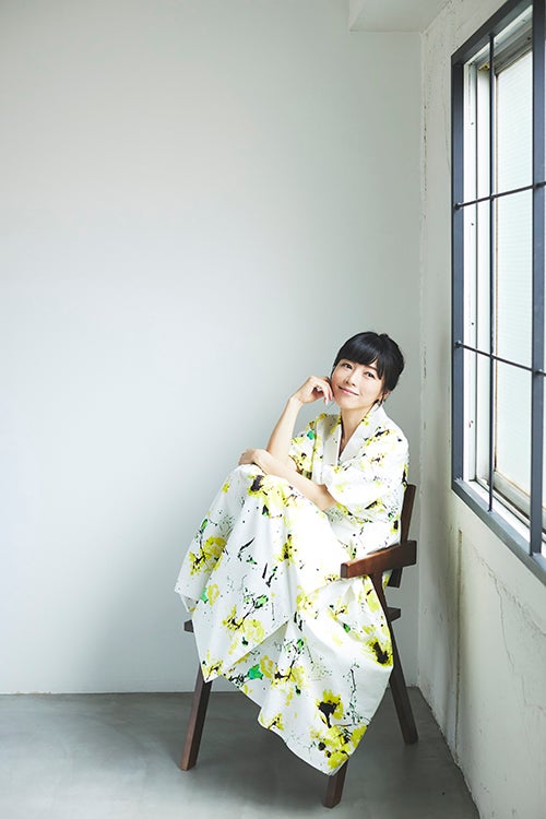 壁際に座る釈さん