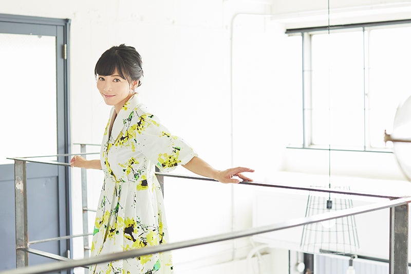 手すりにもたれる釈さん