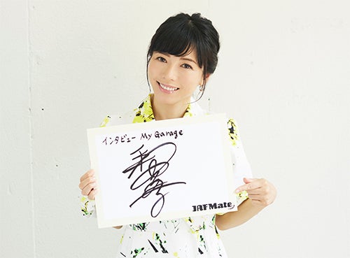 サインパネルを持つ釈さん