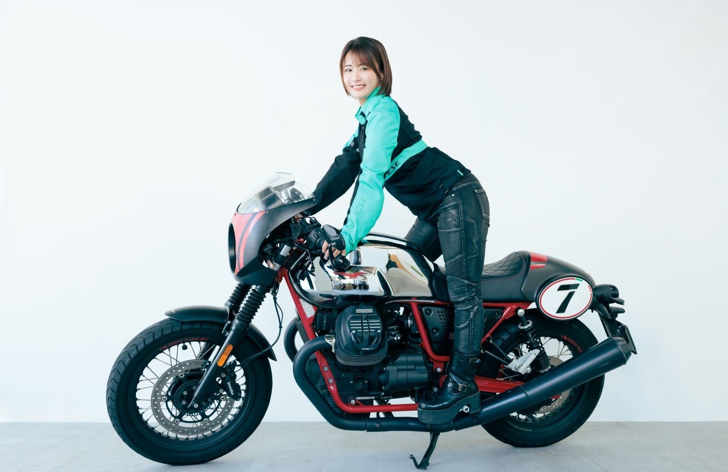 バイクに跨る平嶋夏海さん